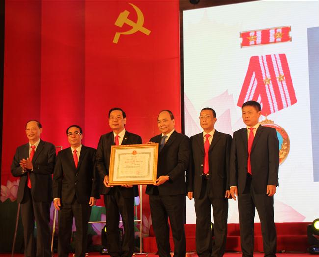 Đồng chí Nguyễn Xuân Phúc, Ủy viên Bộ Chính trị, Phó thủ tướng Chính phủ trao Huân chương Độc Lập hạng Nhì cho Sở GTVT Nghệ An