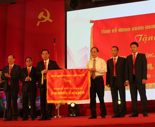 Đồng chí Trần Hồng Châu, Phó Bí thư Thường trực Tỉnh ủy trao bức trướng của Tỉnh ủy, HĐND, UBND, UBMTTQ tỉnh tặng Sở GTVT  mang dòng chữ 