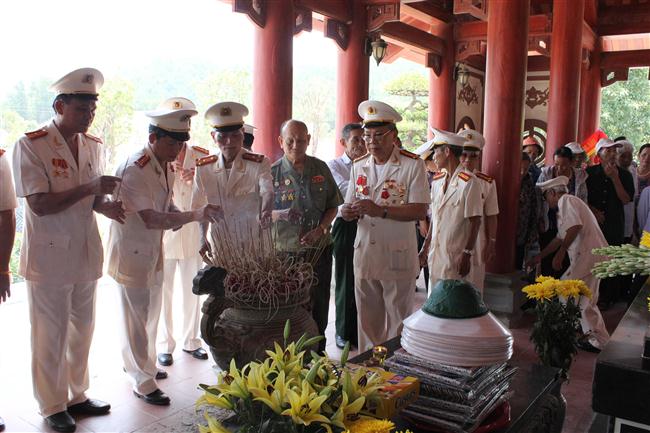 Câu lạc bộ Công an hưu trí TP Vinh dâng hoa, dâng hương tại Khu di tích lịch sử Quốc gia Truông Bồn