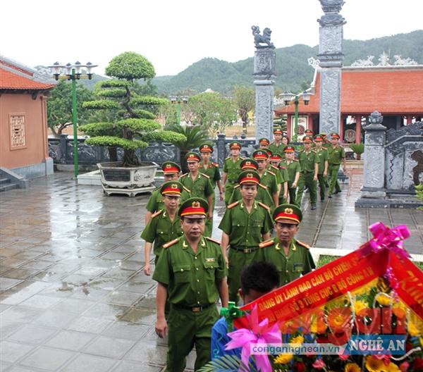 Ban Giám thị Trại giam số 3 dâng hoa, dâng hương  tại Khu di tích lịch sử quốc gia Truông Bồn 