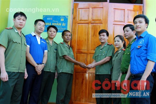 Trao chìa khóa “Nhà nhân ái” cho gia đình đồng chí Đại úy Lữ Văn Thông, cán bộ Đội An ninh Công an huyện Quế Phong. 