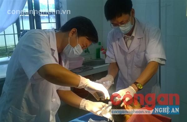 Bác sĩ Bệnh viện huyện Quỳ Châu tăng cường về Trạm y tế xã Châu Tiến đang sơ cứu vết thương cho người bệnh