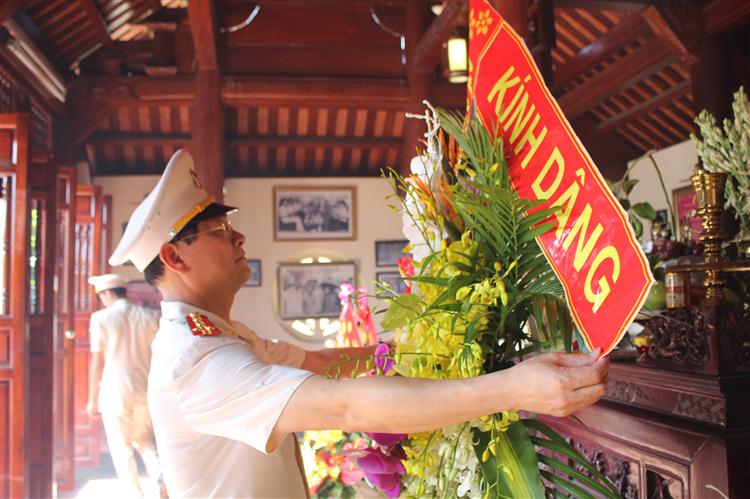 Đồng chí Đại tá Nguyễn Hữu Cầu, Giám đốc Công an tỉnh dâng hoa tại Nhà tưởng niệm cố Bộ trưởng Trần Quốc Hoàn