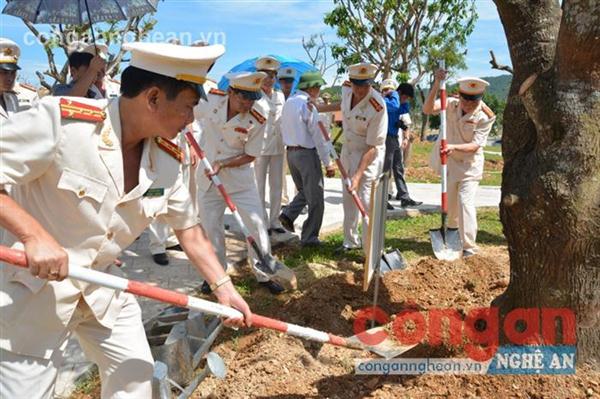 Đoàn cán bộ cốt cán Cảnh sát PC&CC tỉnh trồng cây                  tại Khu di tích lịch sử quốc gia Truông Bồn