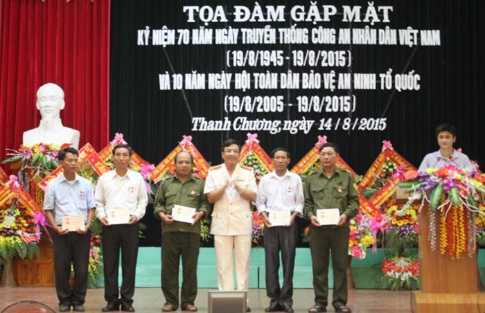Đại tá Hồ Văn Tứ, Phó Giám đốc Công an tỉnh trao kỷ niệm chương cho 5 cá nhân