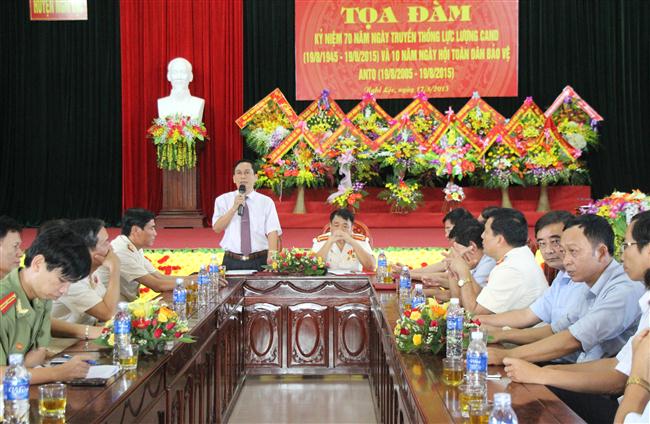 Đồng chí Lê Văn Khang, Phó bí thư Huyện ủy, Chủ tich UBND huyện phát biểu ý kiến