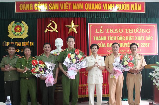 đồng chí Trung tá Nguyễn Đức Hải, Phó giám đốc công an tỉnh Nghệ An đã tặng hoa chúc mừng và trao thưởng cho Ban chuyên án 226T