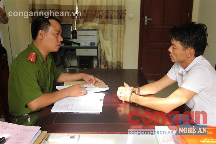 Cán bộ cơ quan CSĐT lấy lời khai của đối tượng Lê Thanh Long 