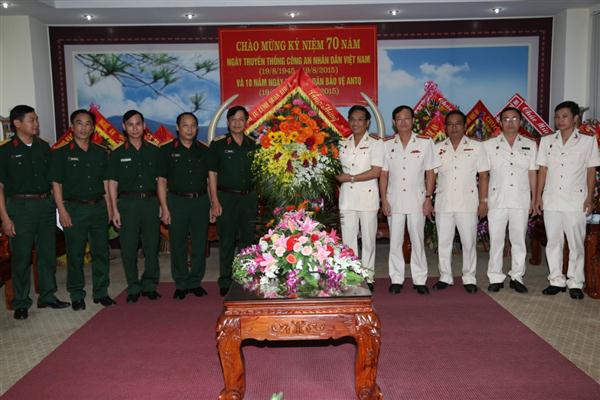 Quân khu 4 chúc mừng Công an tỉnh Nghệ An nhân kỷ niệm 70 năm Ngày truyền thống CAND Việt Nam