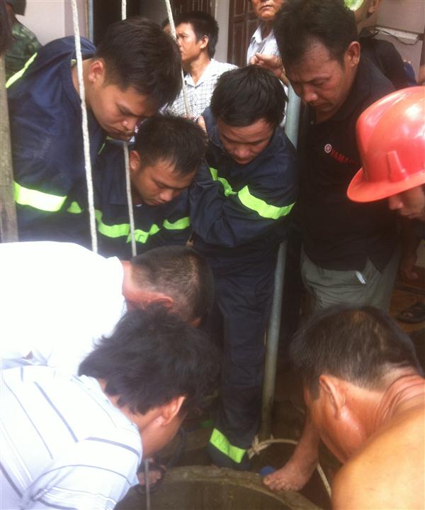 Lực lượng CNCH Phòng Cảnh sát PC&CC số 5 dùng biện pháp nghiệp vụ để đưa nạn nhân lên bờ.