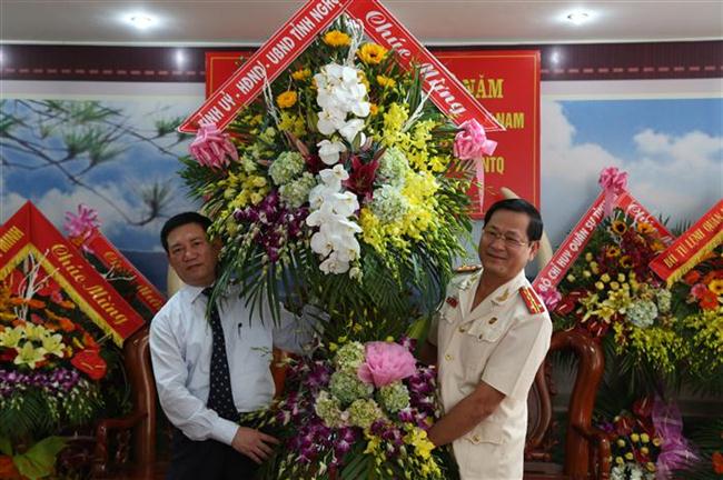 Đồng chí Hồ Đức Phớc tặng hoa chúc mừng Công an Nghệ An