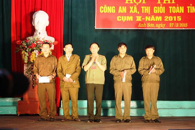 Trao thưởng cho các đội đạt giải                                                        tại Hội thi Công an xã giỏi năm 2015 - Ảnh: Trần Nhung 