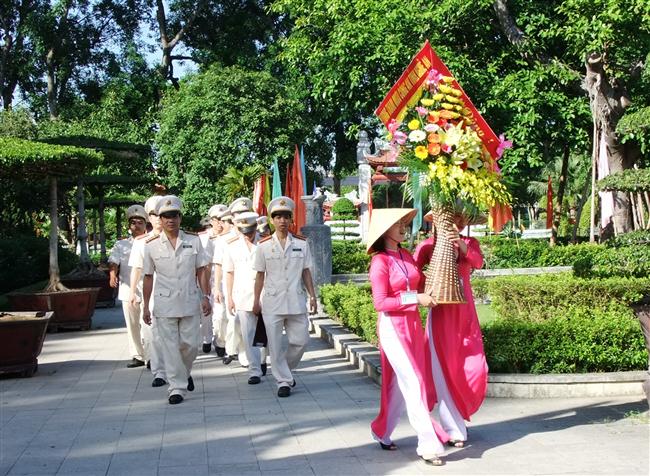Đoàn dâng hoa tại Khu di tích Kim Liên, Nam Đàn