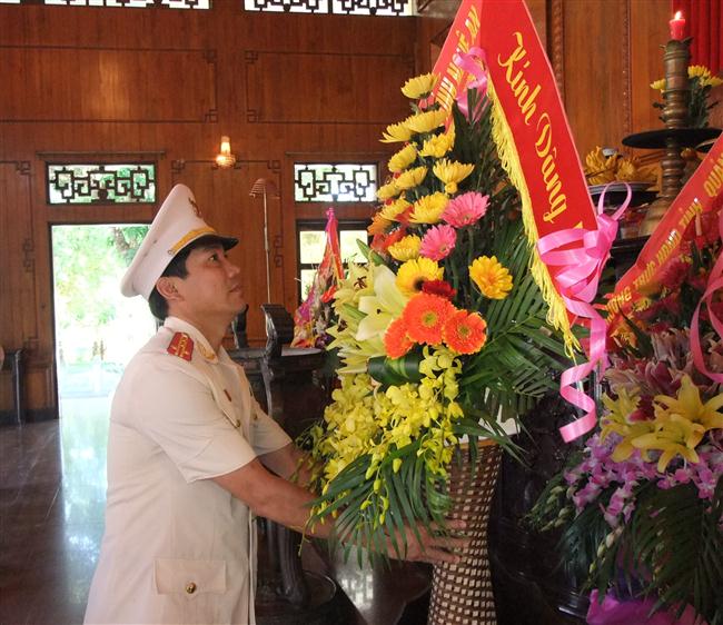 Đại tá Lê Khắc Thuyết, Trưởng phòng Tham mưu thay mặt CBCS dâng hoa báo công lên Bác