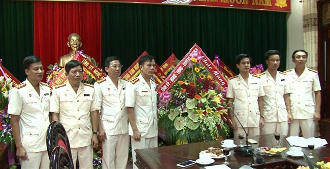 Đồng chí Trung tá Nguyễn Đức Hải, Phó Giám đốc Công an tỉnh thăm, tặng quà Công an TP Vinh