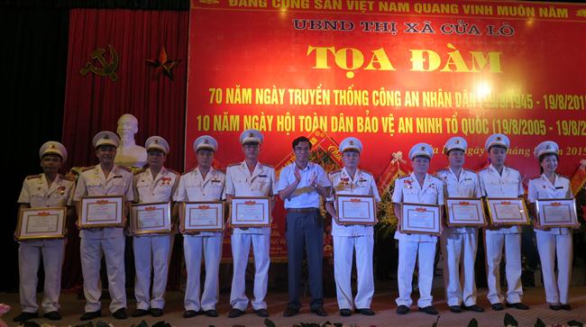 Đồng chí Doãn Tiến Dũng – Chủ tịch UBND Thị xã Cửa Lò trao tặng 11 Giấy khen cho 2 tập thể và 9 cá nhân có thành tích xuất sắc trong phong trào thi đua lập thành tích chào mừng 70 năm Ngày truyền thống CAND Việt Nam