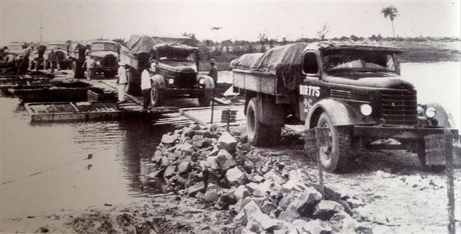 CSGT Nghệ An hướng dẫn cho xe qua phà Bến Thủy (TP Vinh)               thời kỳ chống Mỹ - Ảnh tư liệu