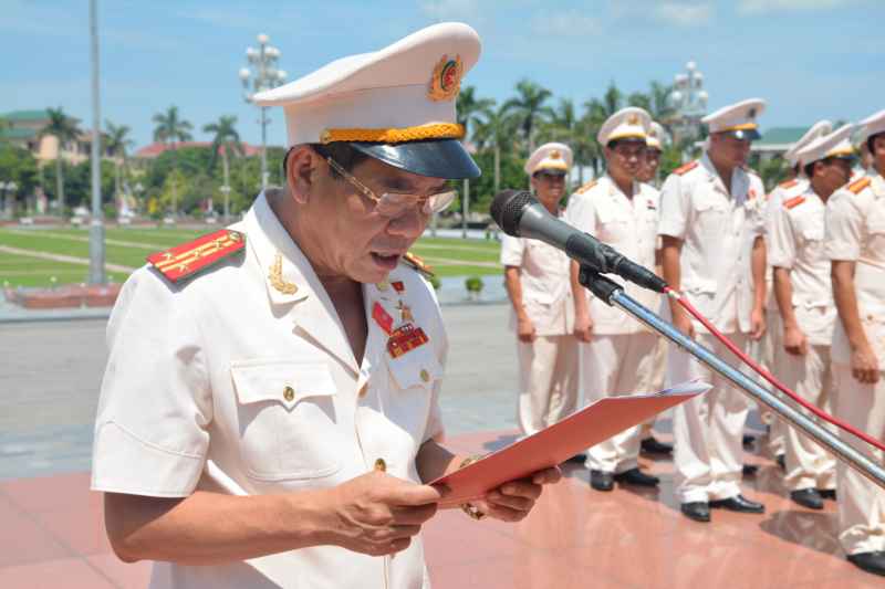 Đoàn đại biểu dâng hoa báo công với Bác tại Quảng trường Hồ Chí Minh