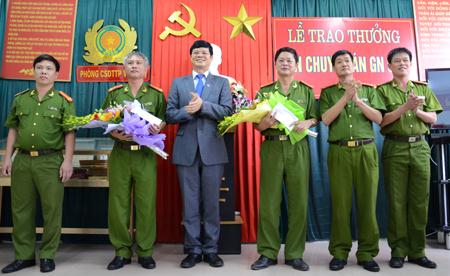 Đồng chí Lê Xuân Đại, Phó Chủ tịch Thường trực UBND tỉnh trao thưởng cho Đại tá                         Trần Sỹ Phàng (thứ 3 từ phải sang) về thành tích phá vụ án gài mìn trên xe khách