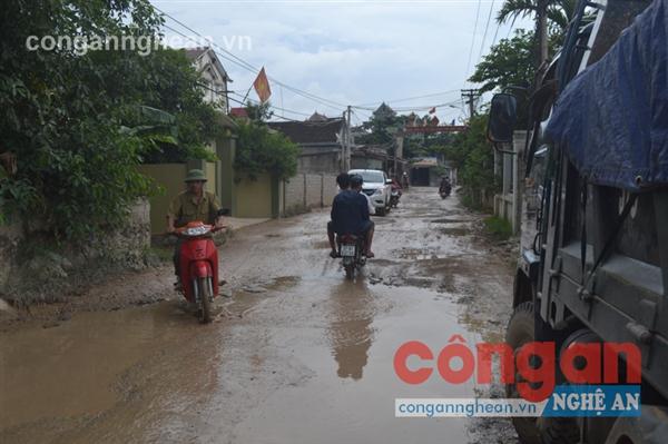 Đường 205 đoạn qua xã Diễn Yên lầy lội khi trời mưa