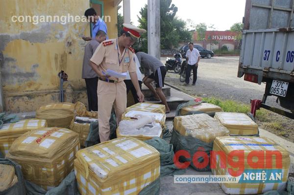 Trạm CSGT Diễn Châu phát hiện hàng trăm kg thực phẩm không rõ nguồn gốc, xuất xứ