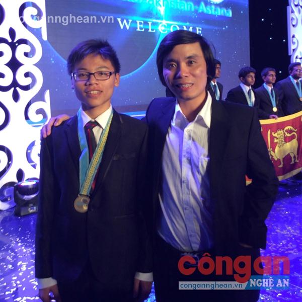 Thầy giáo Trần Văn Nga cùng em Cao Ngọc Thái,                           giành được Huy chương Vàng Vật lý quốc tế 2014