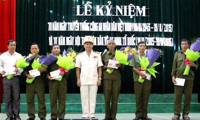 Đại tá Nguyễn Văn Hùng trao thưởng cho các cá nhân có thành tích xuất sắc                                                    trong phong trào toàn dân Bảo vệ ANTQ