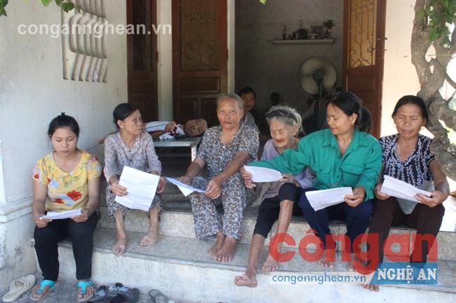 Những ngày gần đây, hàng chục người dân xã Quỳnh Thạch, huyện Quỳnh Lưu điêu đứng vì “con nợ” ôm tiền bỏ trốn - Ảnh: Huyền Thương
