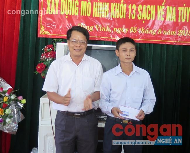 Anh Phạm Đức Dương được lãnh đạo phường Đông Vĩnh trao thưởng                nhân kỷ niệm 10 năm                                     Ngày hội toàn dân bảo vệ ANTQ