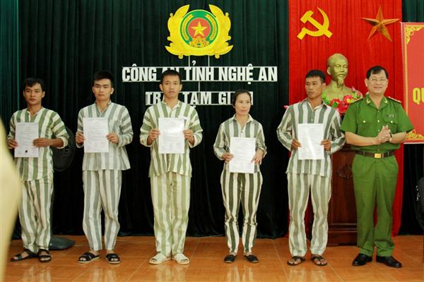 Đại tá Nguyễn Hữu Cầu, Ủy viên BTV Tỉnh ủy, Giám đốc Công an tỉnh trao giấy chứng nhận đặc xá cho các phạm nhân được đặc xá.