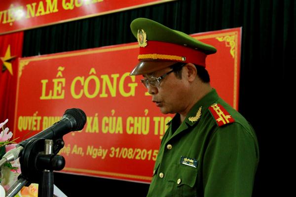 Đại tá Trần Sỹ Phàng, Giám thị Trại tạm giam Công an tỉnh công bố quyết định đặc xá. 