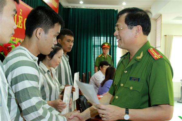 Đại tá Nguyễn Hữu Cầu, Ủy viên BTV Tỉnh ủy, Giám đốc Công an tỉnh trao giấy chứng nhận đặc xá cho các phạm nhân được đặc xá. 