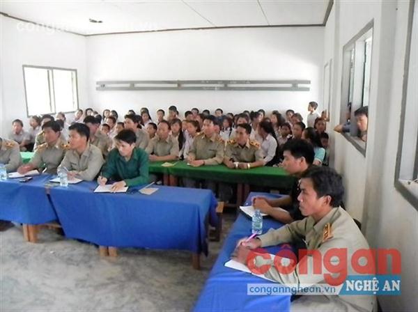 Các học viên tham gia học tiếng Việt tại bản Nậm Táy