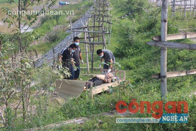 Giám định viên pháp y khám nghiệm tử thi                                                          một vụ chết người tại huyện Nam Đàn
