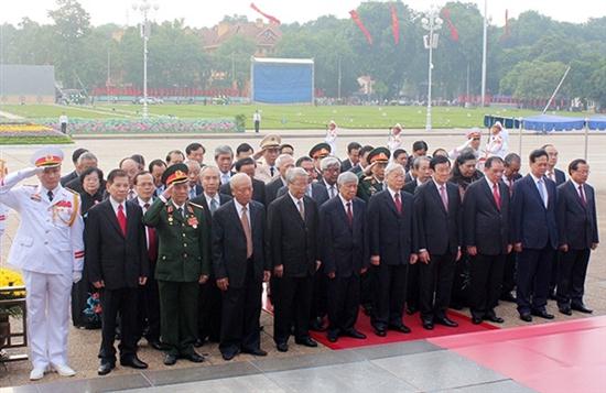 Đoàn đại biểu Ban Chấp hành Trung ương Đảng, Chủ tịch nước, Quốc hội, Chính phủ, Uỷ ban Trung ương Mặt trận Tổ quốc Việt Nam vào Lăng viếng Chủ tịch Hồ Chí Minh.