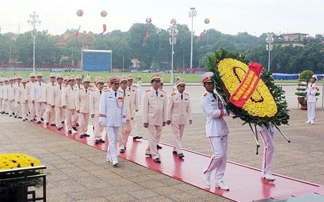 Đoàn đại biểu Đảng uỷ Công an Trung ương, lãnh đạo Bộ Công an vào Lăng viếng Chủ tịch Hồ Chí Minh.