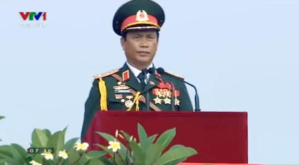 Trung tướng Nguyễn Quốc Khánh, Phó Tổng tham mưu trưởng Quân đội nhân dân Việt Nam phát lệnh bắt đầu diễu binh, diễu hành.
