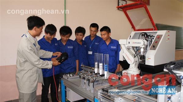 Sau khi tốt nghiệp, 90% sinh viên Trường Cao đẳng nghề Kỹ thuật               công nghiệp Việt Nam - Hàn Quốc được các doanh nghiệp tuyển dụng