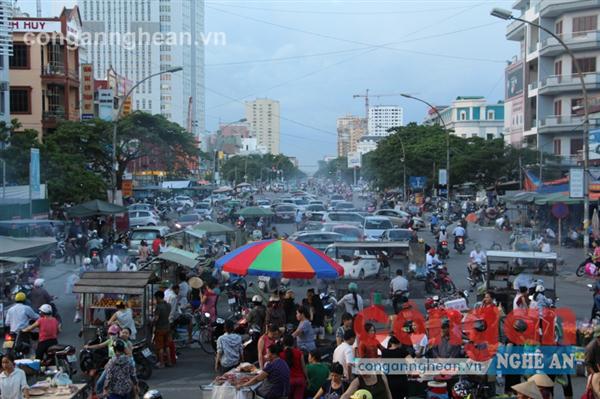 Lòng, lề đường Cao Thắng ngay trước chợ Vinh                                                             trở thành nơi buôn bán và bãi đỗ xe