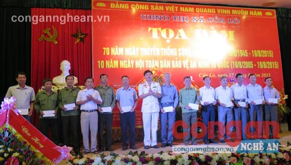 Thừa ủy quyền của lãnh đạo Bộ Công an, Đại tá Hồ Minh Thắng,          Trưởng Công an TX Cửa Lò trao thưởng cho 14 cá nhân có thành tích           xuất sắc trong 10 năm thực hiện Ngày hội toàn dân bảo vệ ANTQ