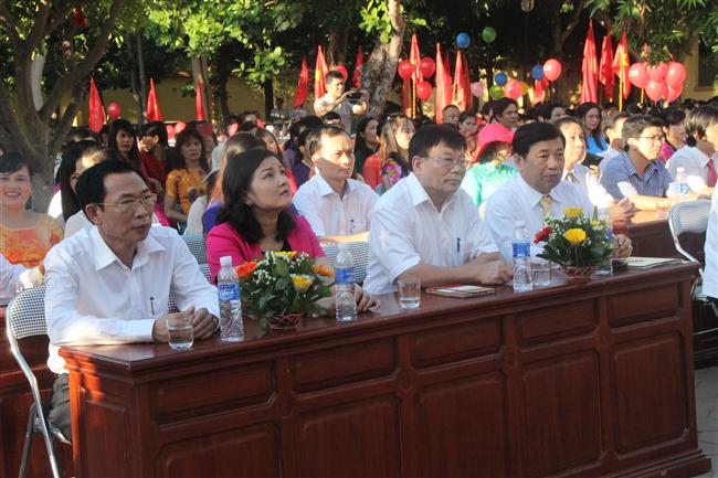 Các đại biểu dự lễ khai giảng tại trường PTTH chuyên Phan Bội Châu