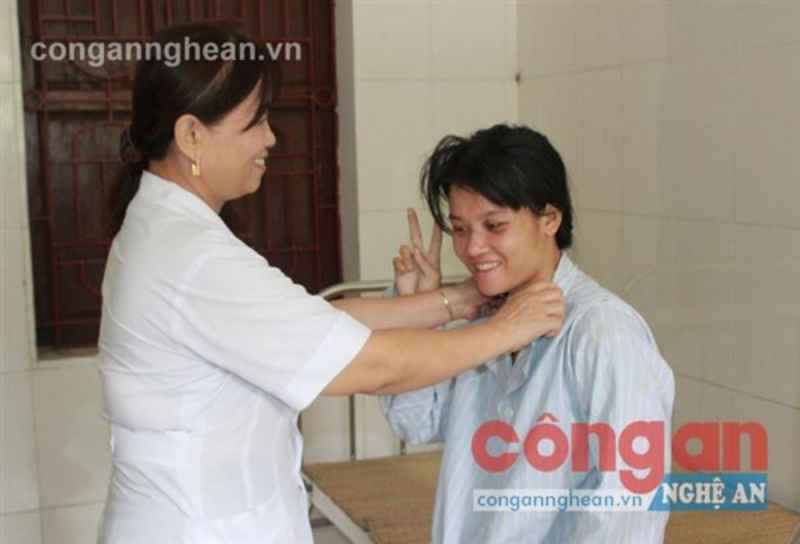 Bác sĩ Ngân Thị Xuyến, Phó Giám đốc Bệnh viện Tâm thần trực tiếp thăm khám cho người bệnh