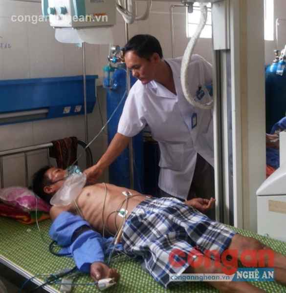 Anh Nguyễn Văn Hùng đang tiến hành chụp Xquang cho bệnh nhân 
