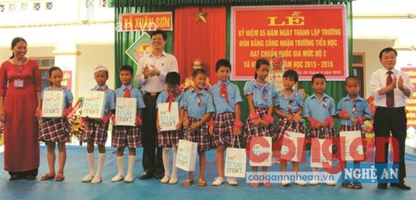Đồng chí Lê Xuân Đại, Phó Chủ tịch Thường trực UBND tỉnh tặng quà                      cho học sinh nghèo vượt khó nhân dịp khai giảng năm học mới