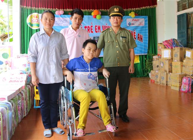 Đại diện đoàn công tác, Thượng tá Hoàng Ngọc Hiếu- Phó Trưởng phòng PA61 trao xe lăn cho em Lương Thị Bảo