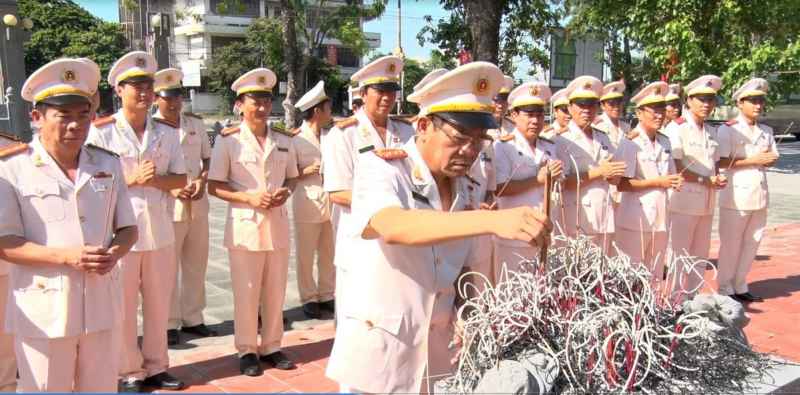 Đồng chí Đại tá Hồ Sỹ Tuấn - Bí thư Đảng ủy, Giám đốc Cảnh sát PC&CC tỉnh dâng hương tại khu di tích.