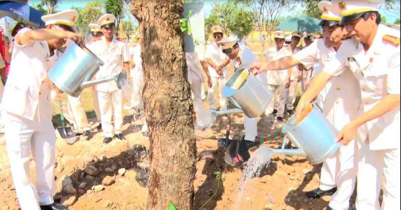 Lãnh đạo Cảnh sát PC&CC tỉnh trồng cây lưu niệm tại khu di tích