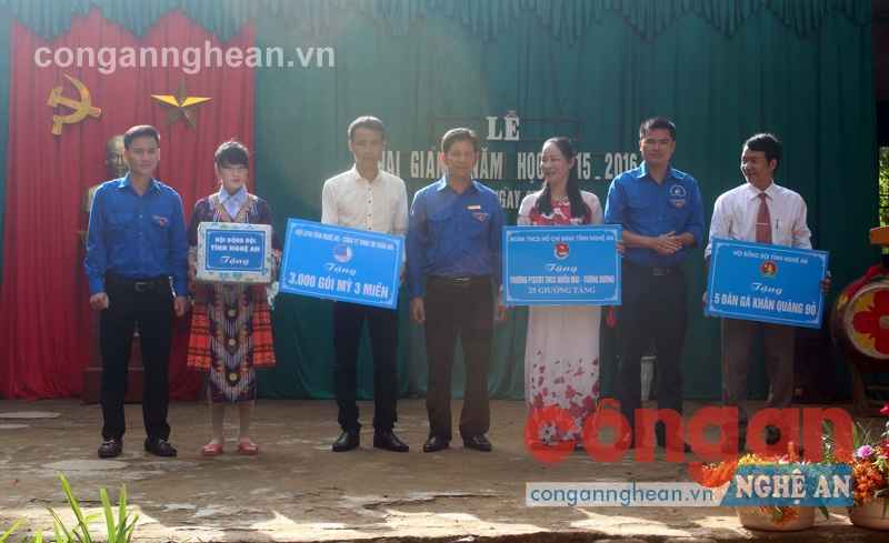 Tỉnh đoàn Nghệ An tặng quà hỗ trợ học sinh Trường PTDT bán trú - THCS xã Nhôn Mai