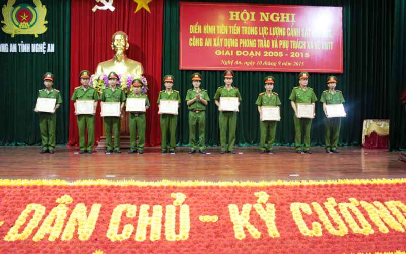 Thượng tá Nguyễn Đức Hải, Ủy viên BTV, Phó Giám đốc Công an tỉnh trao giấy khen cho các cá nhân xuất sắc 
