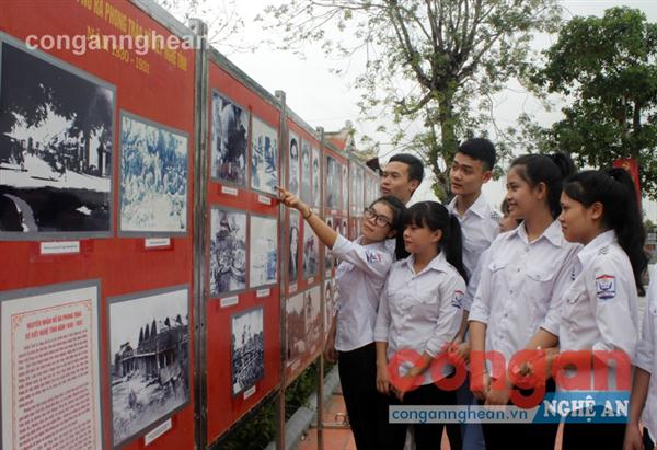 Học sinh trường THPT Thái Lão (Hưng Nguyên) tham quan triển lãm cao trào Xô Viết Nghệ Tĩnh